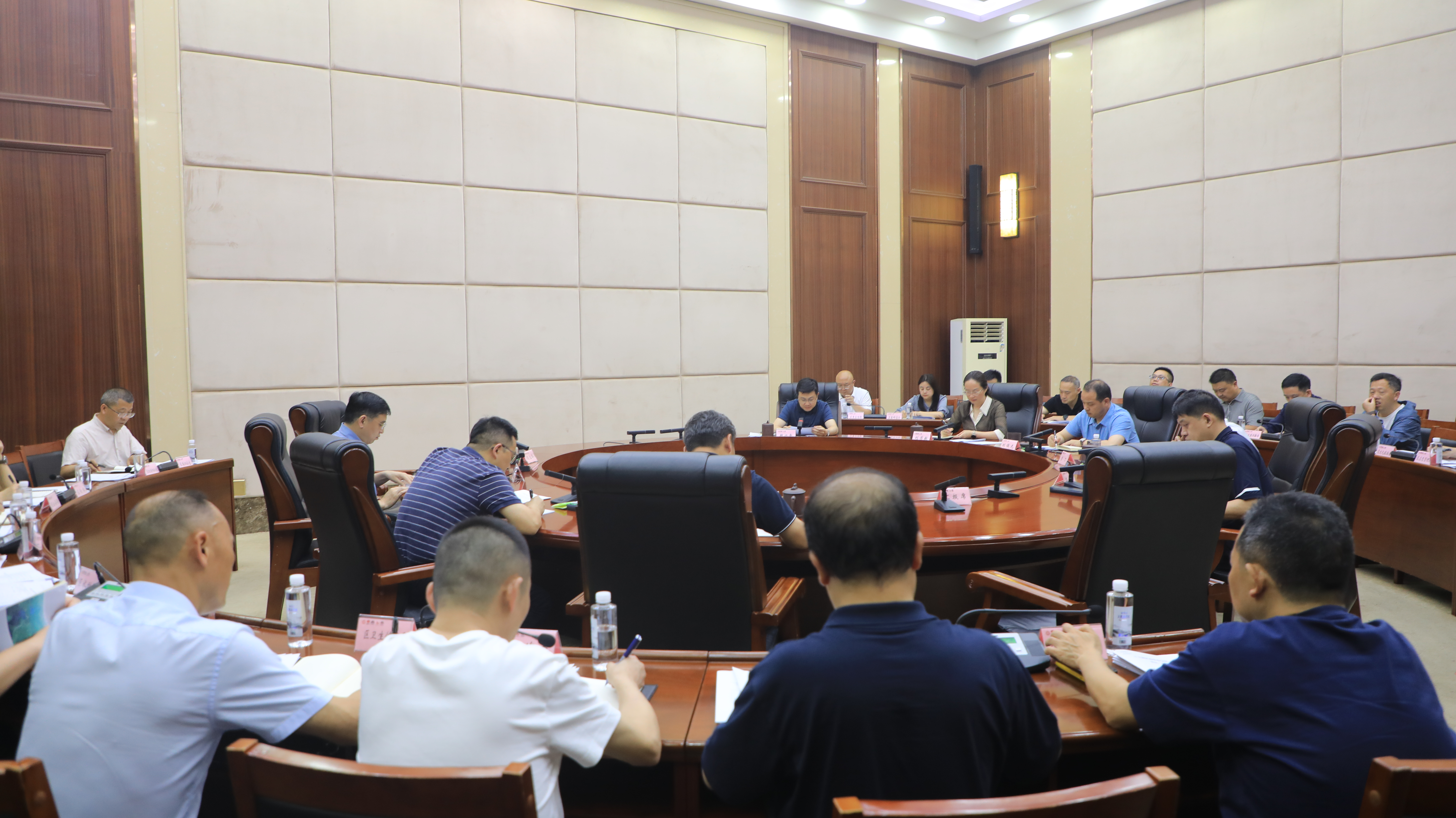 十五届区委常委会第197次会议召开.jpg